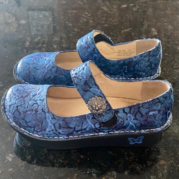 blue paisley wrap dress Ferro Aldo Mens Berkley MFA19670 Classic Floral Cap-Toe Derby Dress Shoes, in Orchid Brown, Size 12 main image 1